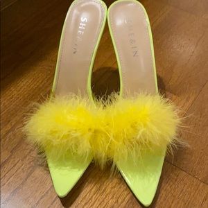 Peep Toe yellow Fur heels